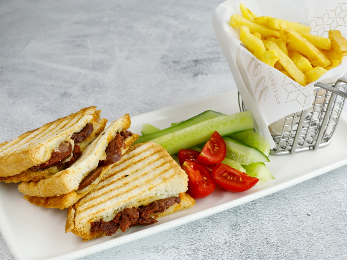 Sucuklu Kaşarlı Tost